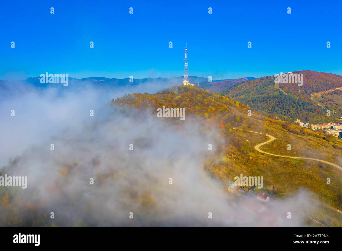 Pylône sur autumn hill, vue aérienne des nuages de brume le matin Banque D'Images