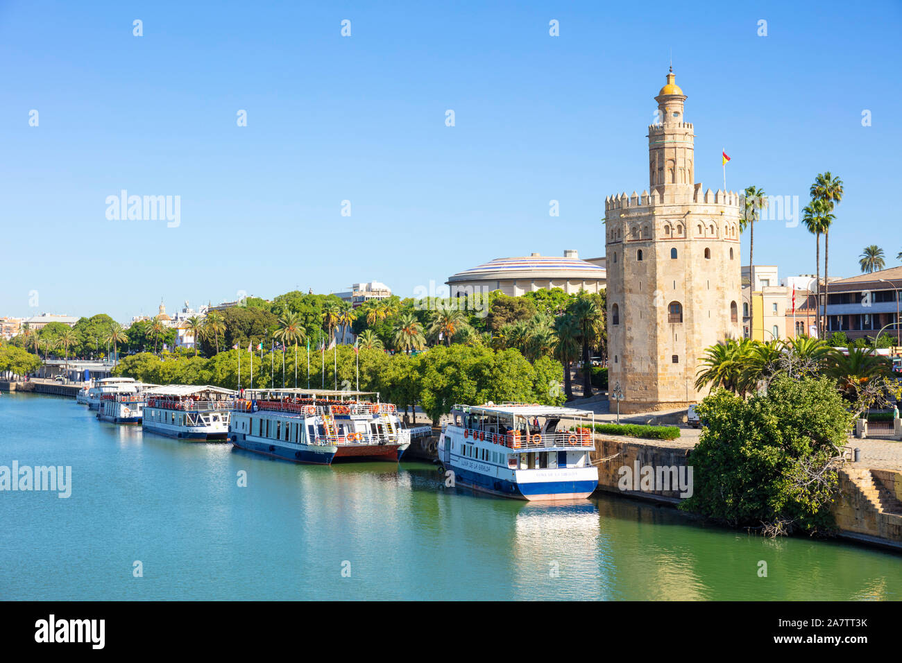 Les excursions en bateau amarré sur la rivière Guadalquivir bank près de la Torre del Oro, Séville Espagne Paseo de Cristóbal Colón Seville andalousie eu Europe Banque D'Images