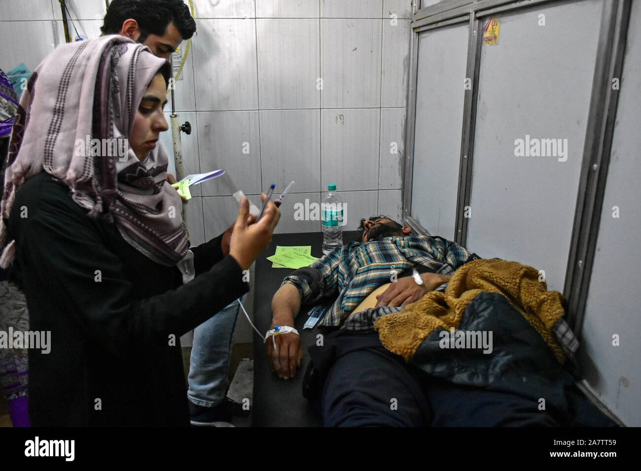 Une femme blessée reçoit un traitement dans un hôpital local après l'attaque à Srinagar.Un non-local a été tué et plusieurs habitants ont été blessés lorsqu'une grenade a explosé dans un marché à Srinagar. Banque D'Images