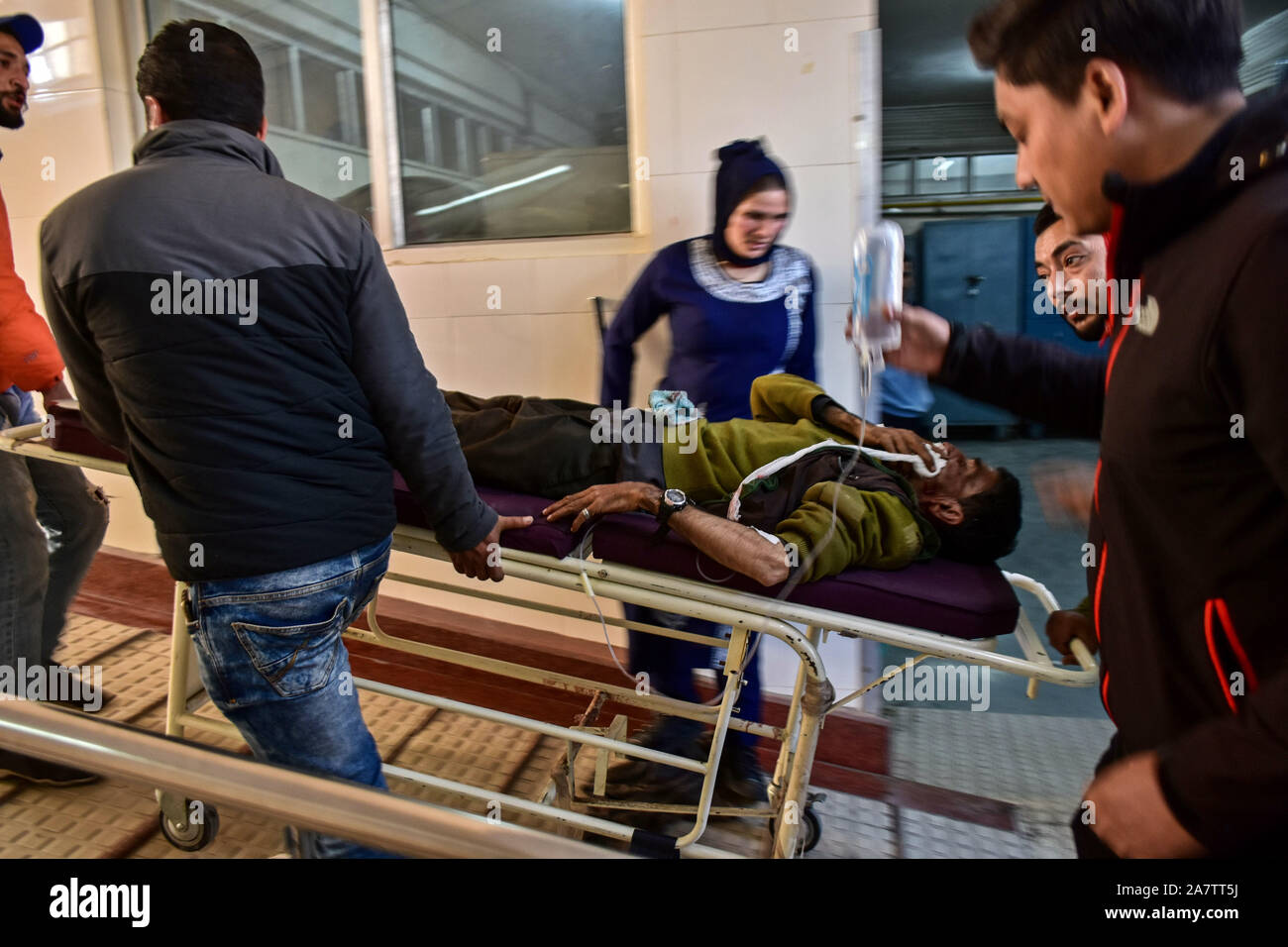 Un homme blessé est mis sur une civière à l'hôpital local après l'attaque à Srinagar, au Cachemire.Un non-local a été tué et plusieurs habitants ont été blessés lorsqu'une grenade a explosé dans un marché à Srinagar. Banque D'Images