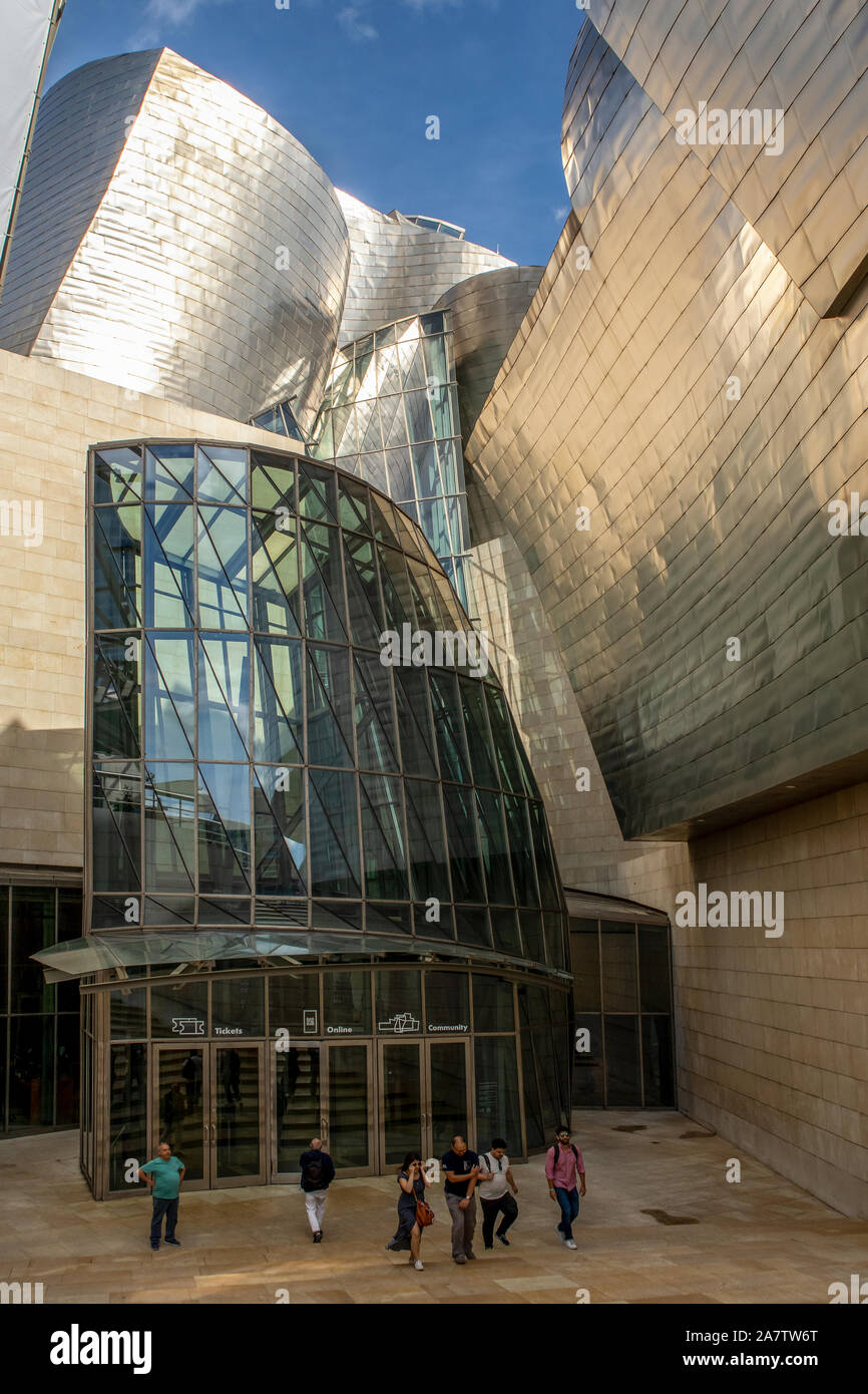 Bilbao Espagne - 25 septembre 2019 : Vue de la Guggenheim Museum construit en 1997 par l'architecte canadien Frank Gehry à Bilbao, Pays Basque, Espagne Banque D'Images