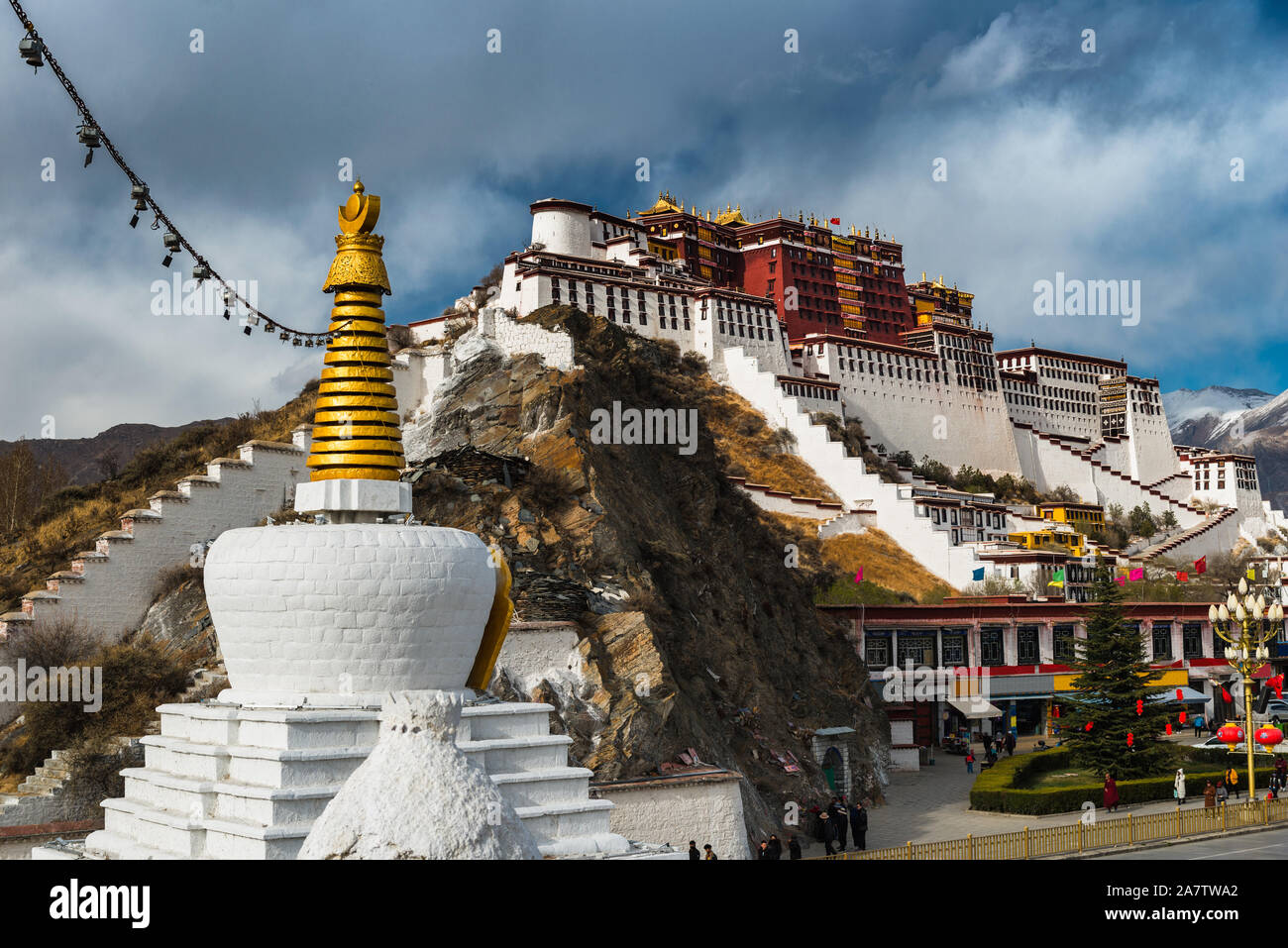 Un Stoupa se tient devant Palais du Potala à Lhassa, au Tibet. Le palais est le siège du dalaï-lama, le chef de bouddhistes tibétains. Banque D'Images