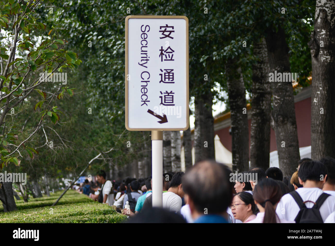 Faire la queue dans un point de contrôle de sécurité à la place Tienanmen (East Chang'an Avenue), Beijing, Chine Banque D'Images