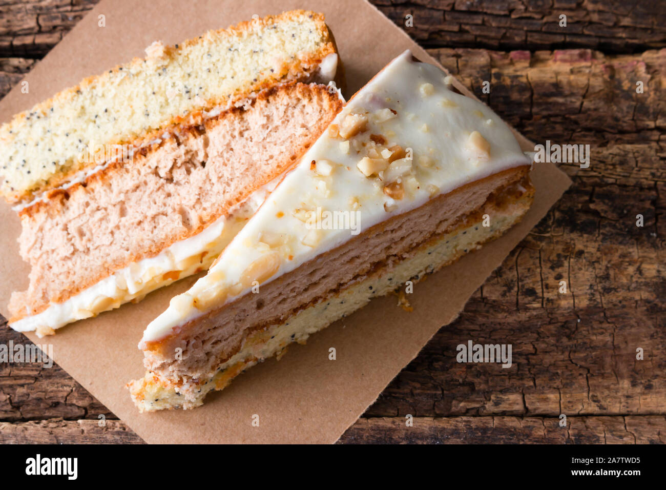 Gâteau fait maison avec les écrous à un fond de bois Banque D'Images