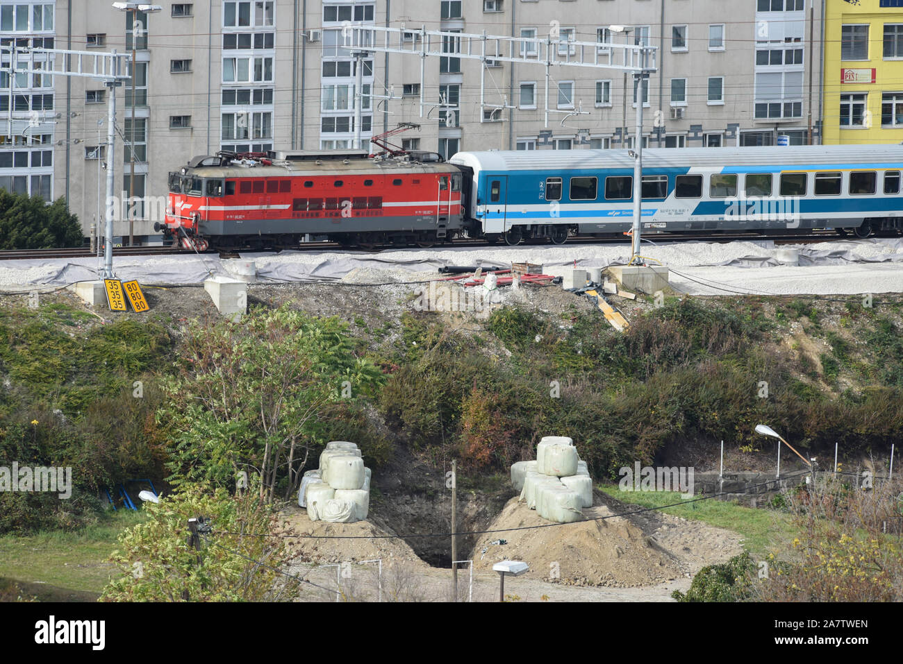 Un train se déplace au-delà d'une zone de neutralisation de bombes.une guerre mondiale deux bombe a été désactivé dans la ville slovène de Maribor après l'évacuation de quelque 1 000 personnes. La bombe de 500 kg a été découverte durant les travaux de construction sur le chemin de fer. Banque D'Images
