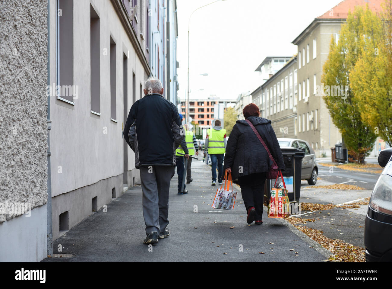 Les gens évacuer leur domicile au cours de la neutralisation de bombes.Une bombe de la Deuxième Guerre mondiale a été désactivé dans la ville slovène de Maribor après l'évacuation de quelque 1 000 personnes. La bombe de 500 kg a été découverte durant les travaux de construction sur le chemin de fer. Banque D'Images