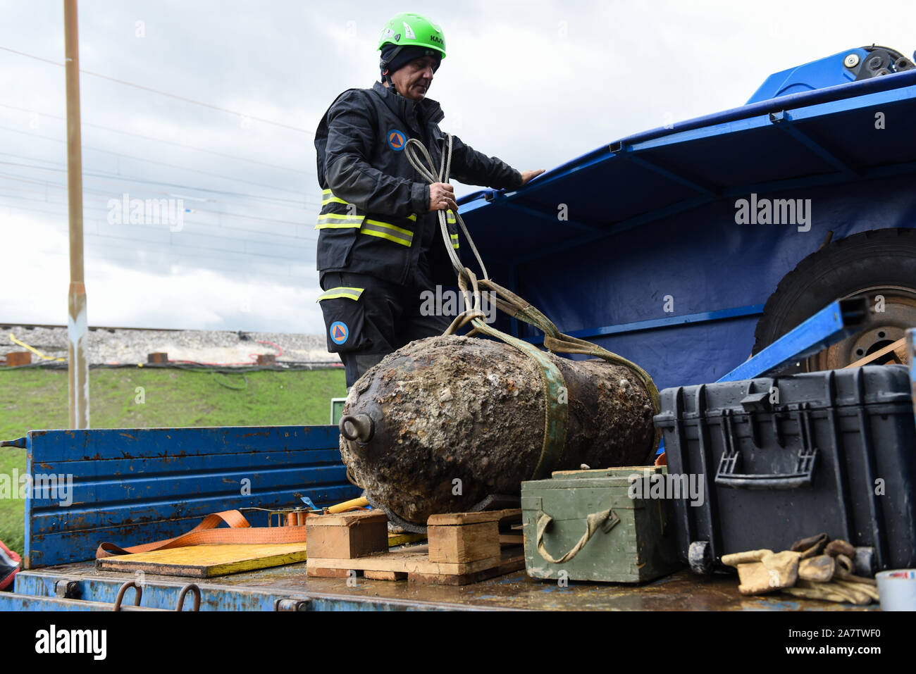 La Seconde Guerre mondiale chargé de bombes dans un camion après le succès d'une guerre mondiale.Désactivation Deux bombe a été désactivé dans la ville slovène de Maribor après l'évacuation de quelque 1 000 personnes. La bombe de 500 kg a été découverte durant les travaux de construction sur le chemin de fer. Banque D'Images
