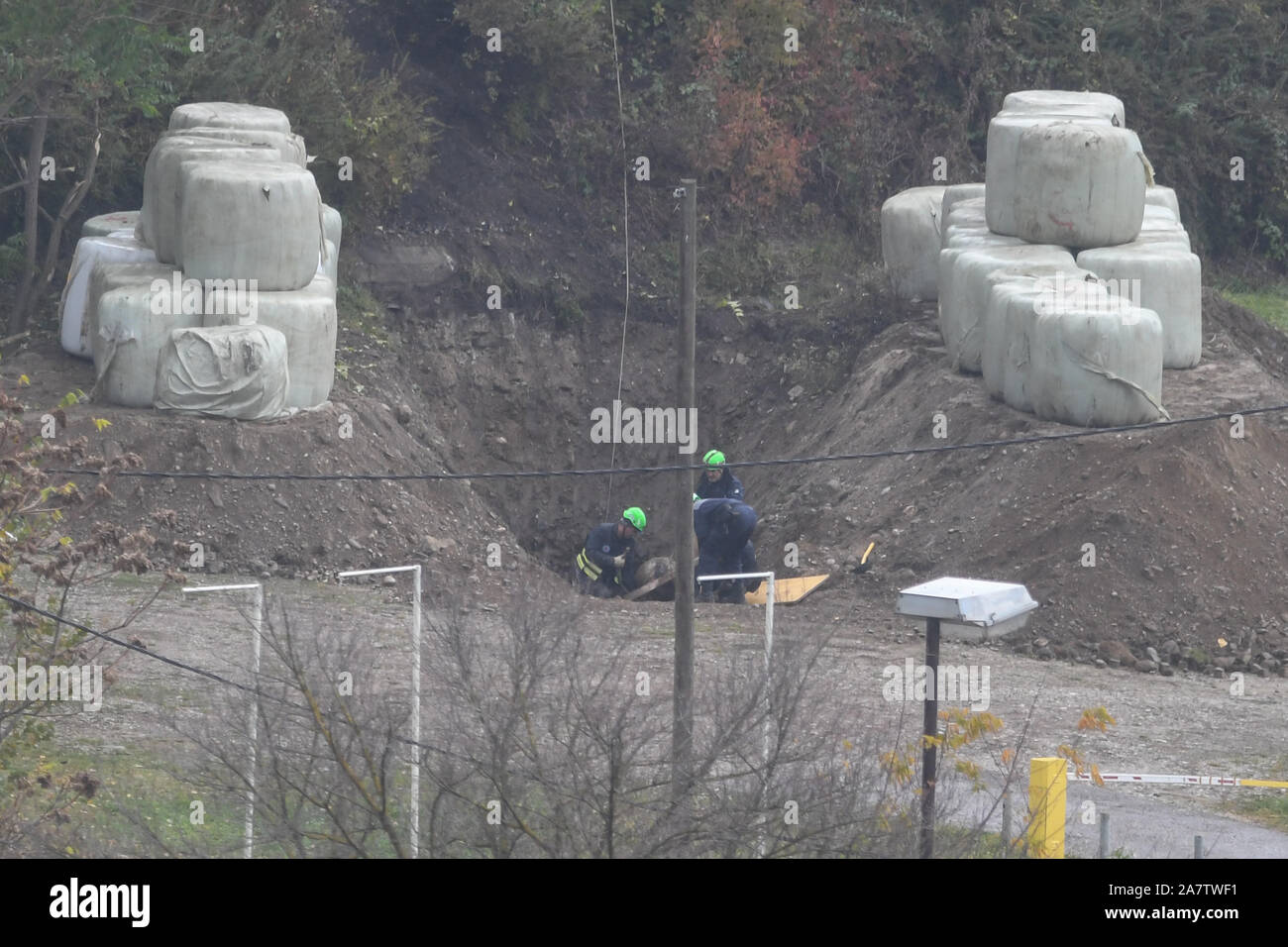 Les membres de l'escouade antibombe prendre la bombe dans le trou pour la désactivation.Une bombe de la Deuxième Guerre mondiale a été désactivé dans la ville slovène de Maribor après l'évacuation de quelque 1 000 personnes. La bombe de 500 kg a été découverte durant les travaux de construction sur le chemin de fer. Banque D'Images