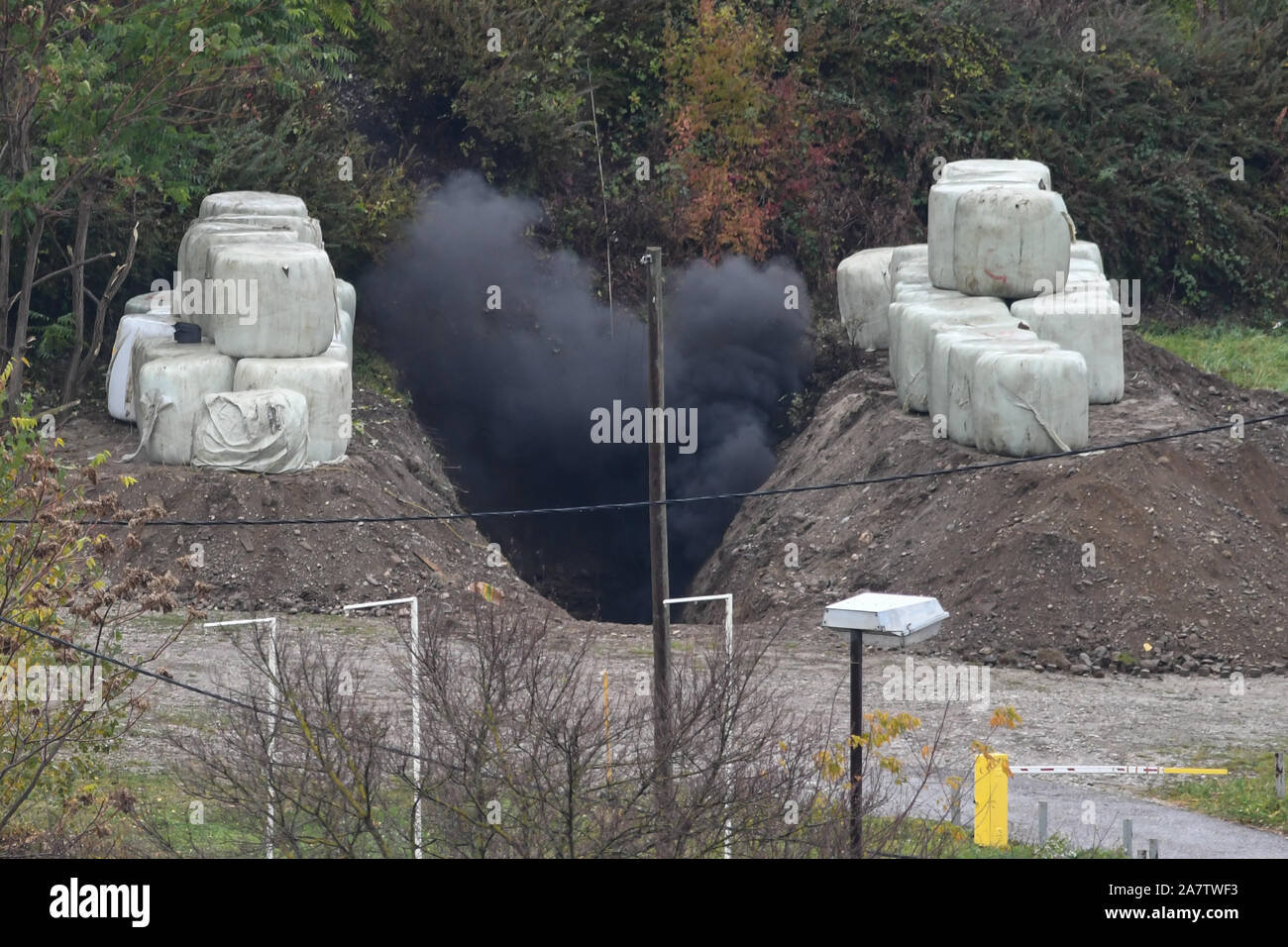 Vu la fumée après une désactivation réussie.une guerre mondiale deux bombe a été désactivé dans la ville slovène de Maribor après l'évacuation de quelque 1 000 personnes. La bombe de 500 kg a été découverte durant les travaux de construction sur le chemin de fer. Banque D'Images