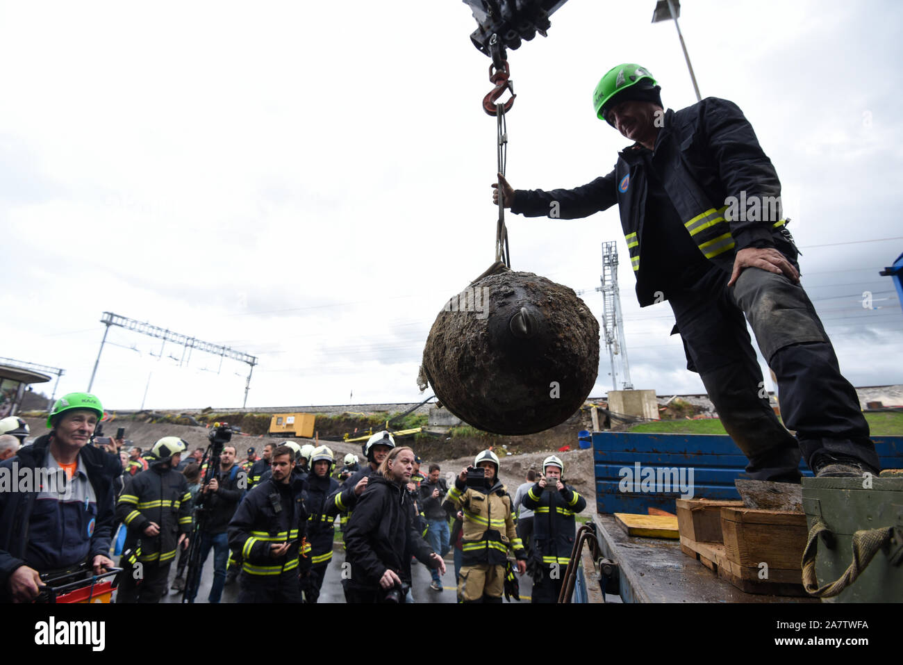 La Seconde Guerre mondiale chargé de bombes dans un camion après le succès d'une guerre mondiale.Désactivation Deux bombe a été désactivé dans la ville slovène de Maribor après l'évacuation de quelque 1 000 personnes. La bombe de 500 kg a été découverte durant les travaux de construction sur le chemin de fer. Banque D'Images