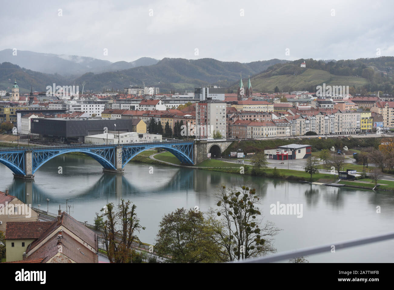 Avis de Maribor pont ferroviaire à Maribor.Une bombe de la Deuxième Guerre mondiale a été désactivé dans la ville slovène de Maribor après l'évacuation de quelque 1 000 personnes. La bombe de 500 kg a été découverte durant les travaux de construction sur le chemin de fer. Banque D'Images