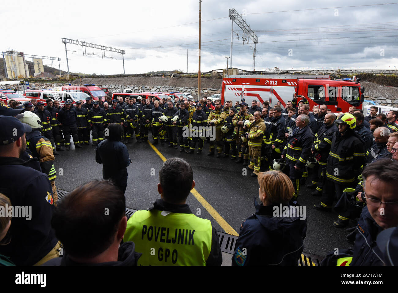 Recueillir des pompiers après le succès d'une guerre mondiale.Désactivation Deux bombe a été désactivé dans la ville slovène de Maribor après l'évacuation de quelque 1 000 personnes. La bombe de 500 kg a été découverte durant les travaux de construction sur le chemin de fer. Banque D'Images