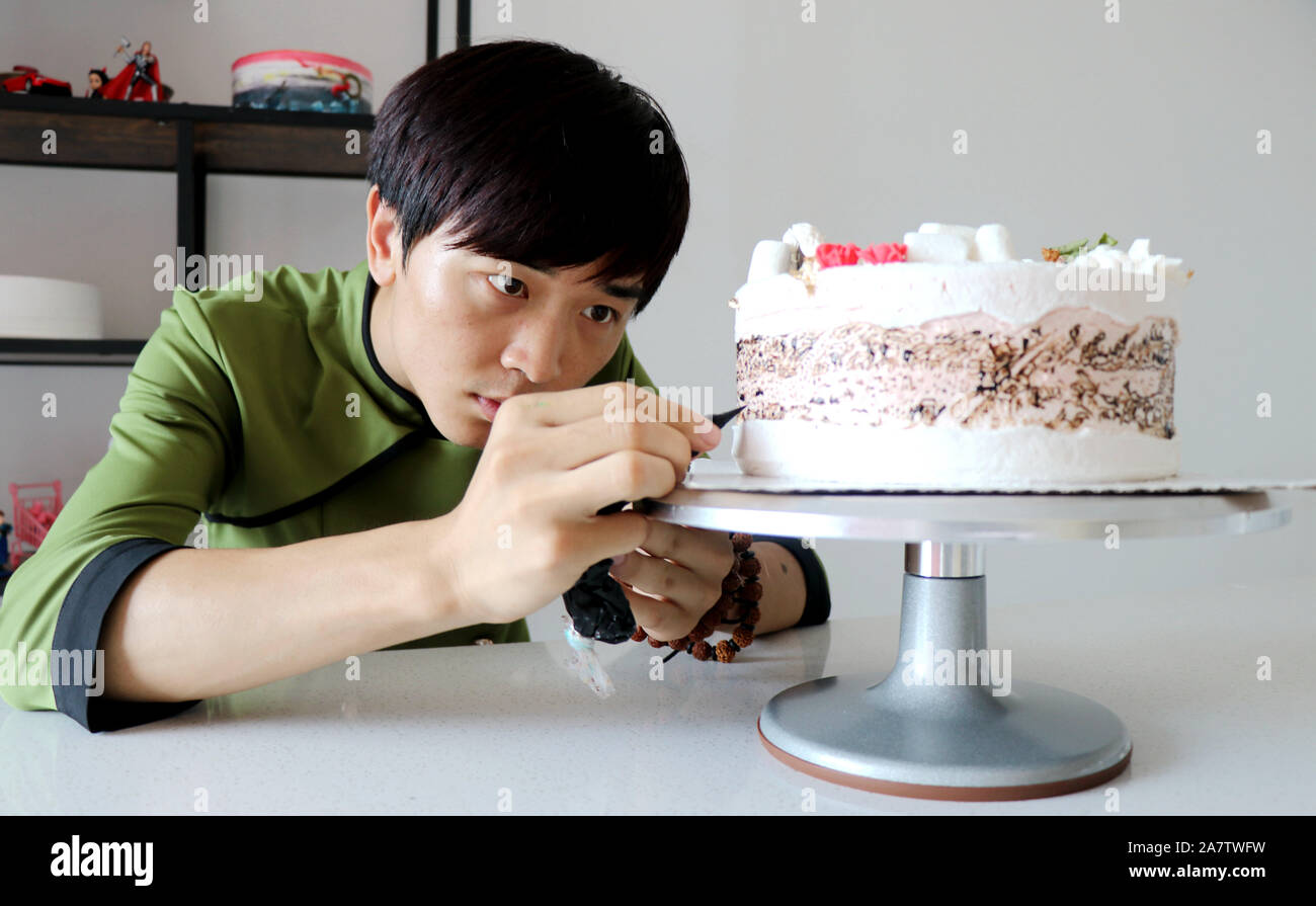 L Homme Chinois Liu Zepeng Fait Un Gateau D Anniversaire Avec Film D Animation Chinois Ne Zha A Qingdao City Au Nord La Province De Shanxi 7 Augus Photo Stock Alamy
