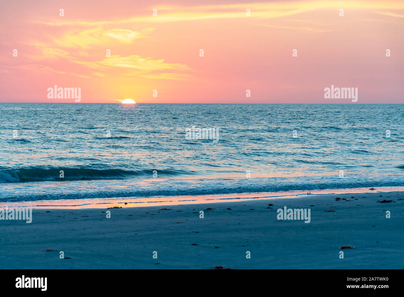 Coucher de soleil rose sur une plage de Clearwater, Floride Banque D'Images