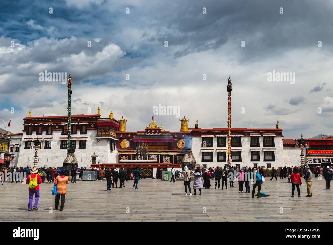 Lhasa, Chine - 4 Avril 2019 : Des centaines de bouddhistes affluent à Temple du Jokhang à Lhassa, au Tibet. Le temple est le plus saint dans tous les du Tibet, et qui n Banque D'Images