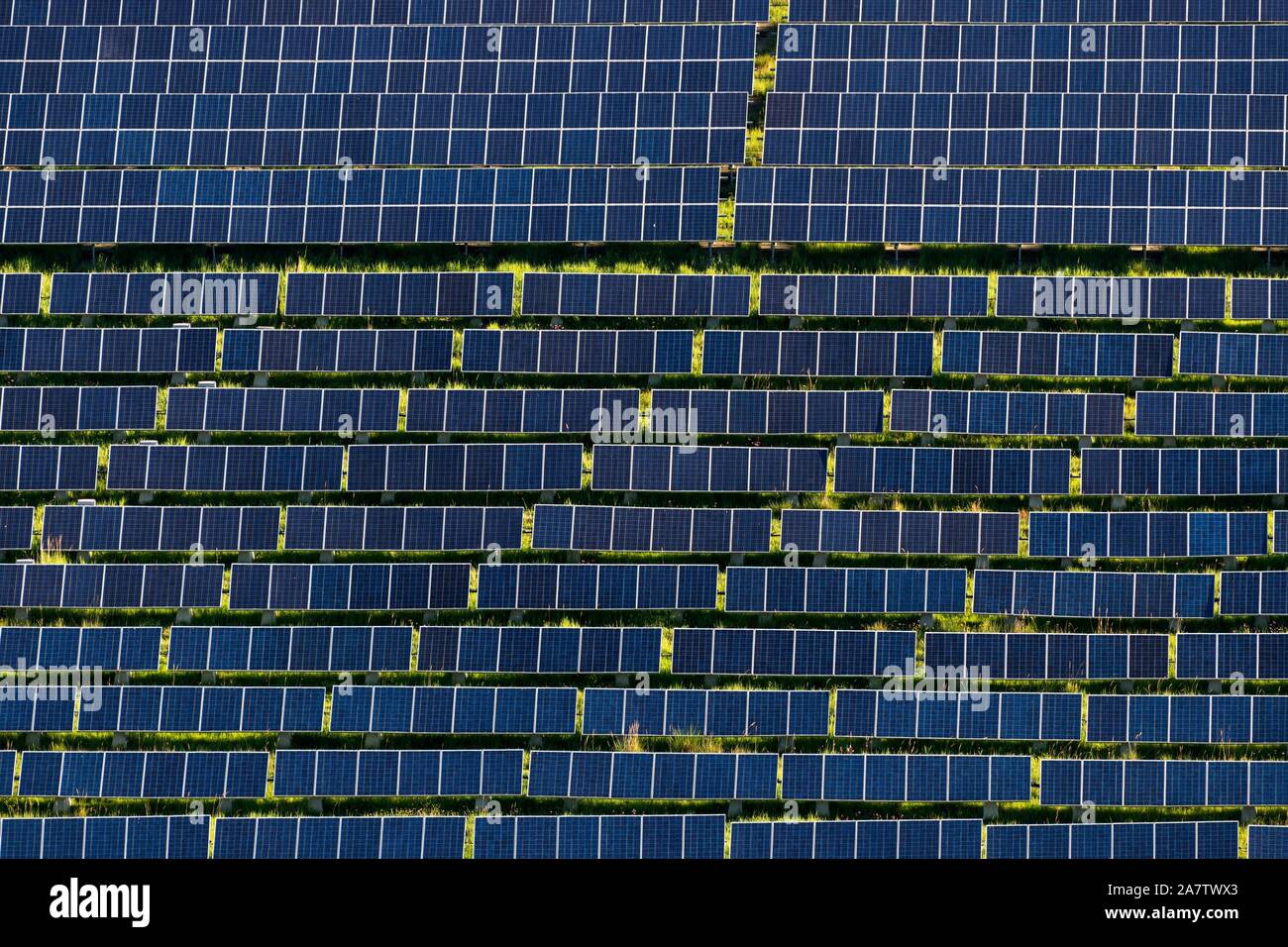 La centrale solaire près de Ceska Kamenice dans la photographie aérienne. Banque D'Images