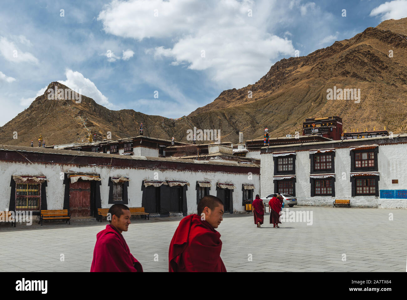 À Shigatse, Chine - 6 Avril 2019 : un des moines tibétains marcher à travers la cour d'un temple bouddhiste à Shigatse, au Tibet. Banque D'Images