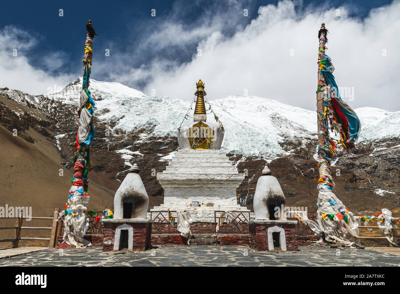 Un Stoupa se trouve en face d'un glacier sur la route de l'Everest au Tibet, en Chine. Banque D'Images