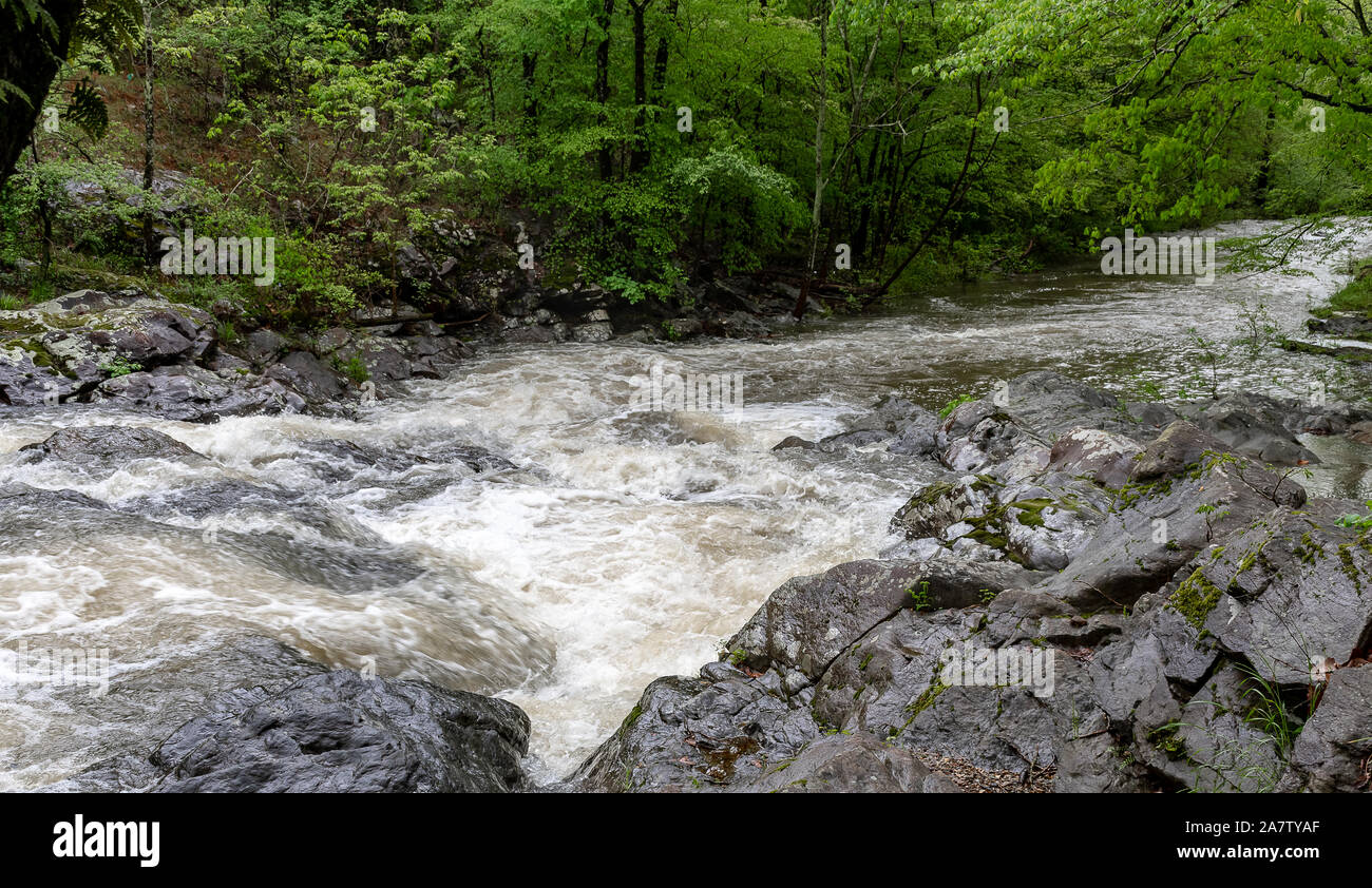 Hot Springs, Arkansas River rapids après la pluie au printemps Banque D'Images