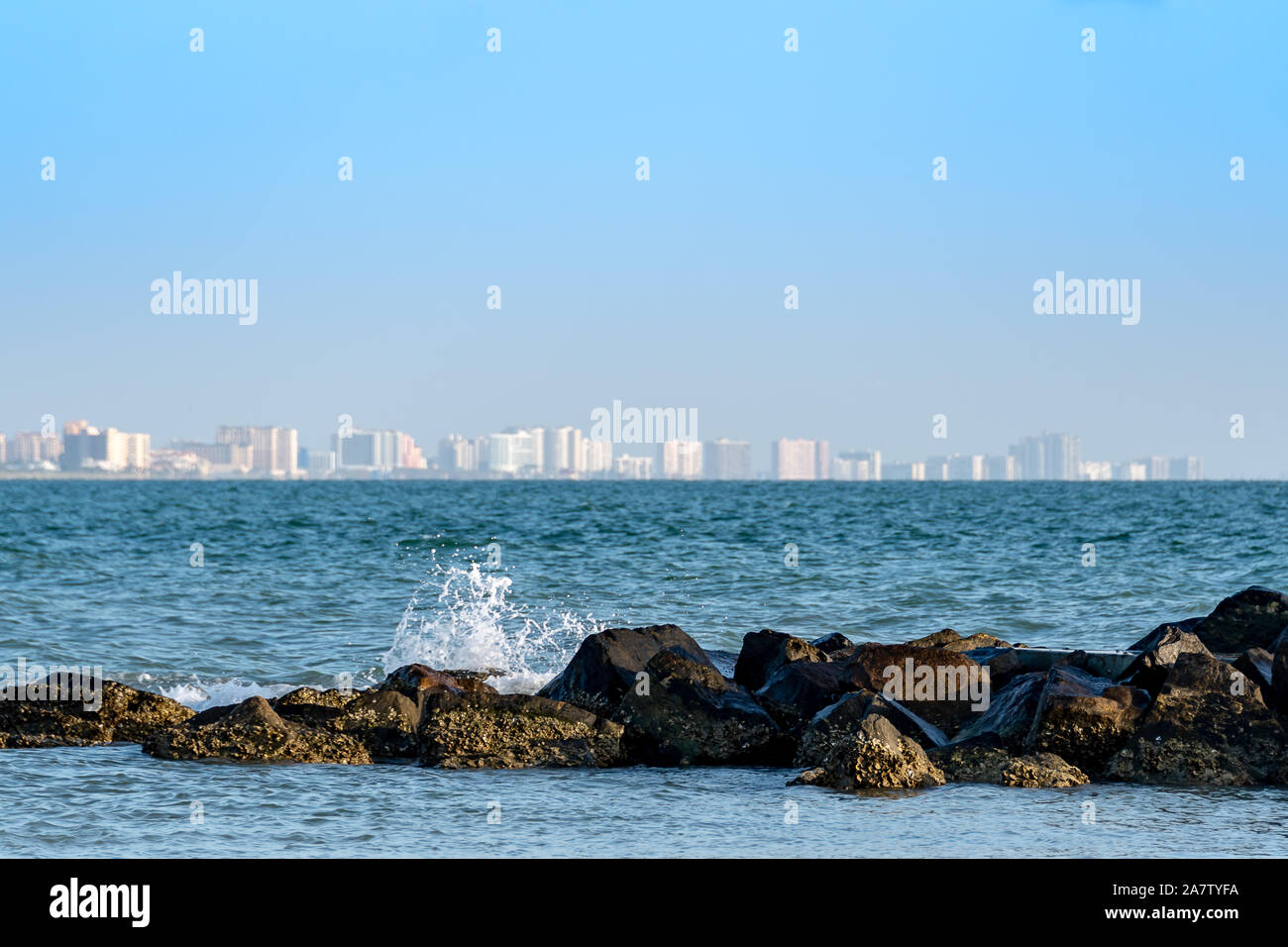 Avis de Clearwater, en Floride, avec les vagues se briser sur la jetée Banque D'Images