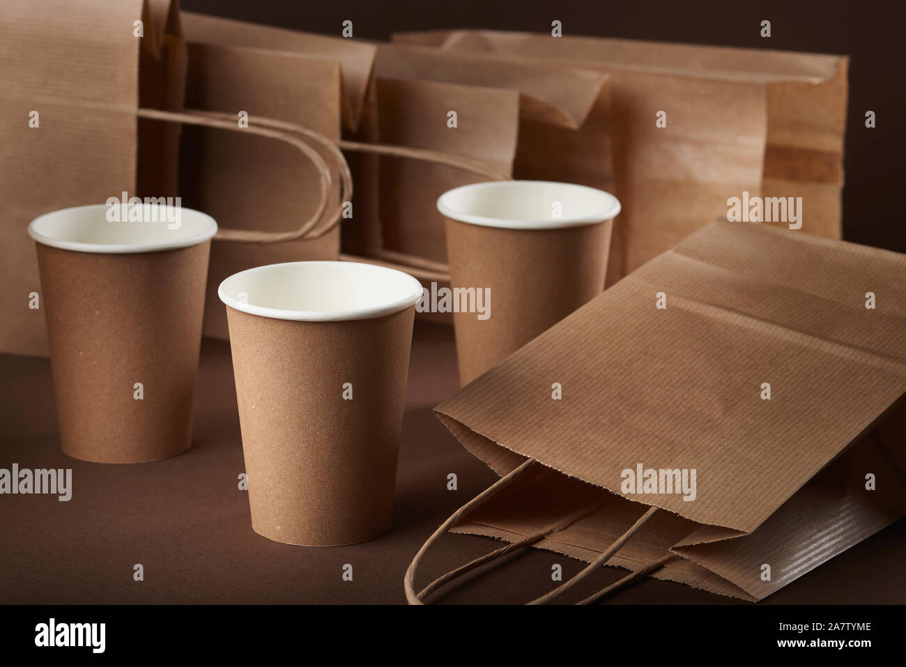 Eco friendly sacs et tasses pour aliments et boissons fabriqués à partir de papier Banque D'Images