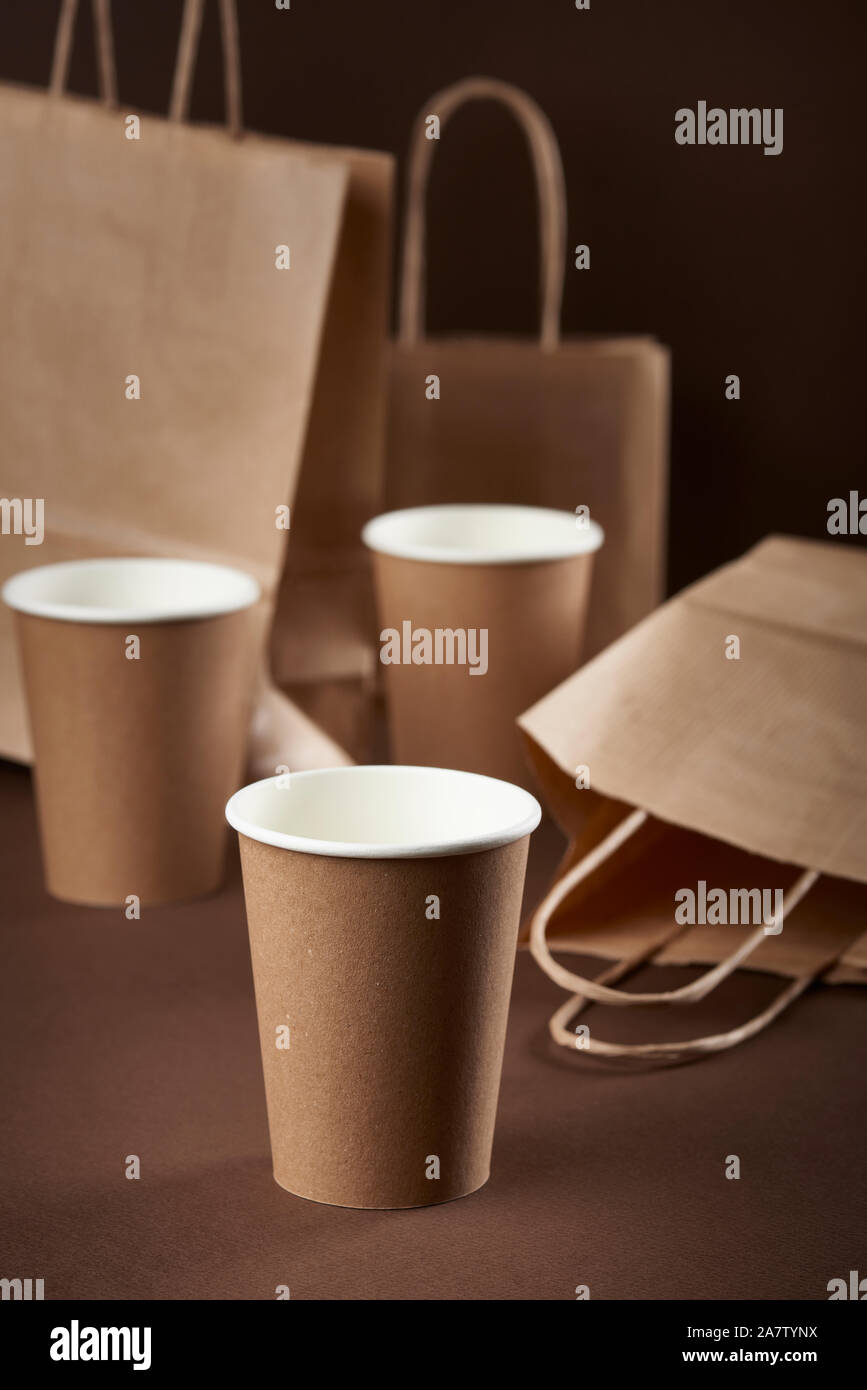 Eco friendly sacs et tasses pour aliments et boissons fabriqués à partir de papier Banque D'Images