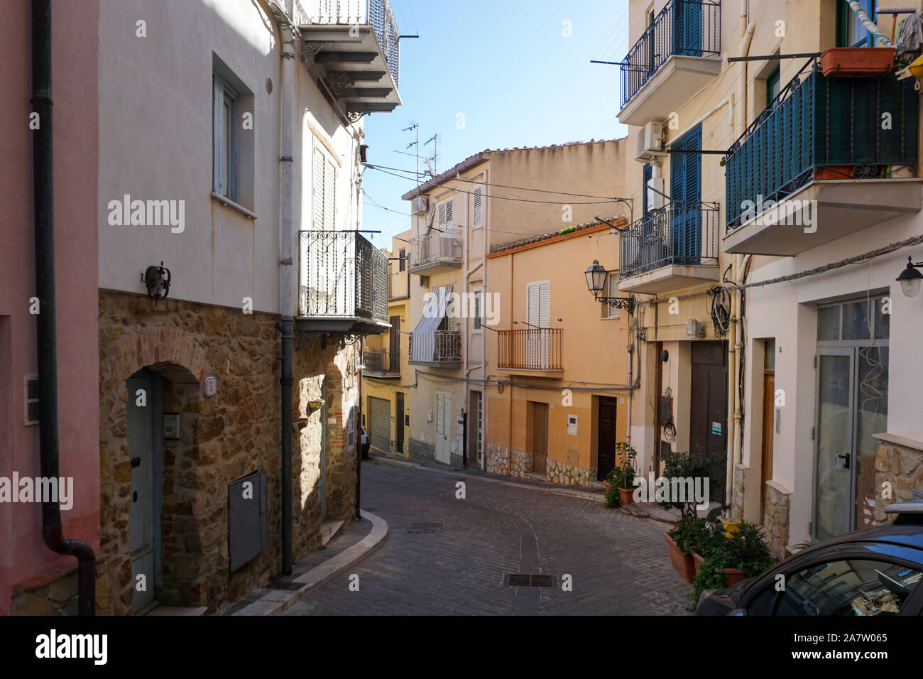Les étroites rues colorées de Sant'Ambrogio, un petit village près de Cefalù, Sicile, Italie, qui a une population d'un 250. Banque D'Images