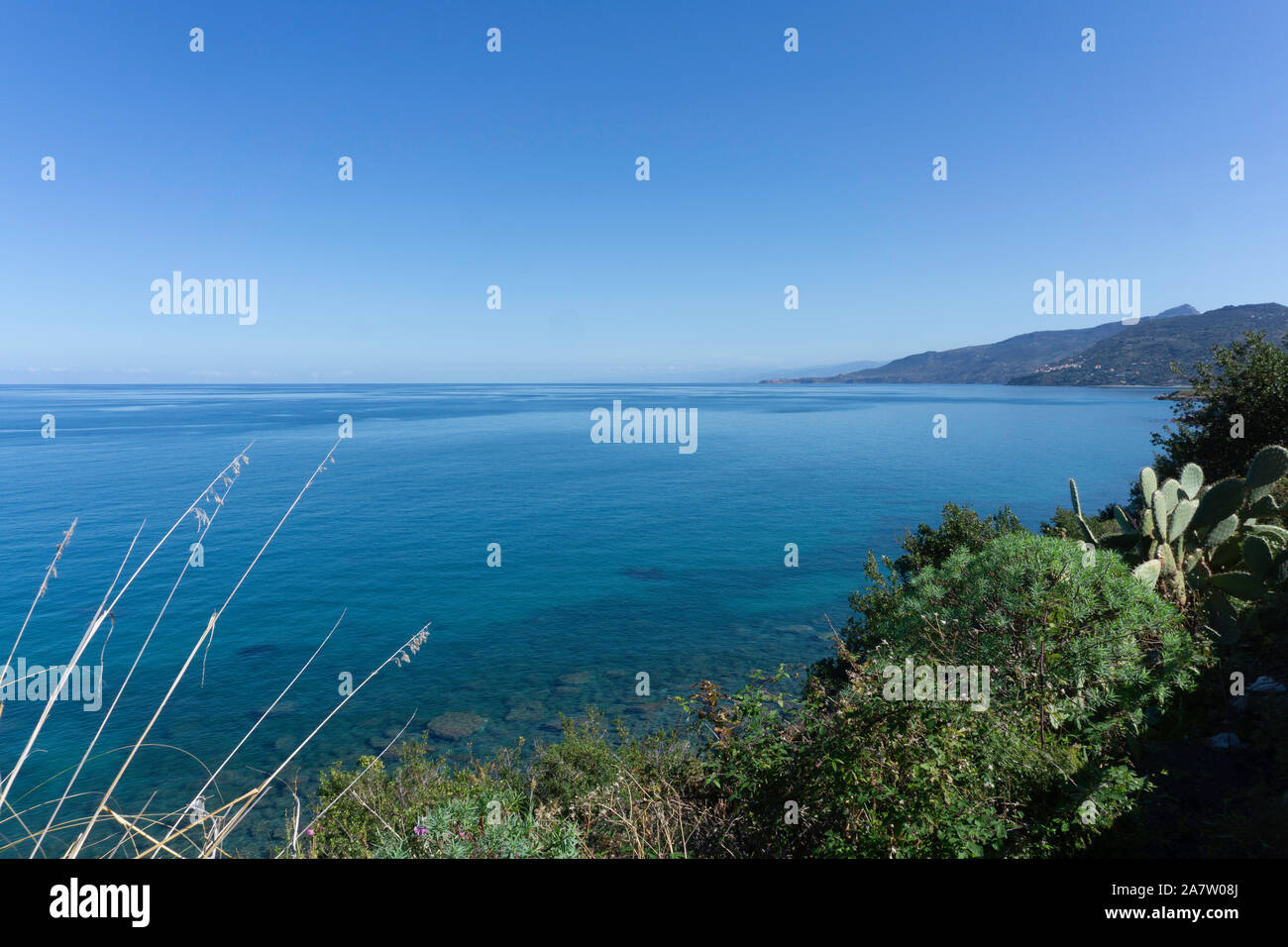 Les eaux bleu clair de la Méditerranée autour de la côte de Cefalú sur l'île de la Sicile, en Italie. Banque D'Images