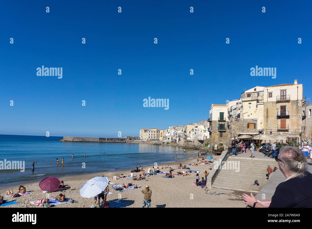 Une vue sur la plage principale à Cefalú,Sicile,l'Italie, et la vieille ville. Banque D'Images