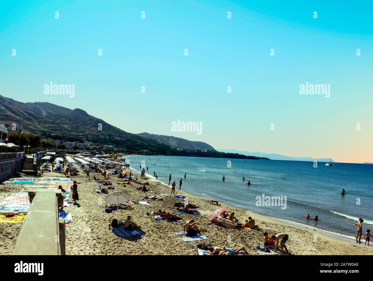Vue sur la plage de Cefalú, Sicile, Italie, vue loin de la vieille ville. Banque D'Images