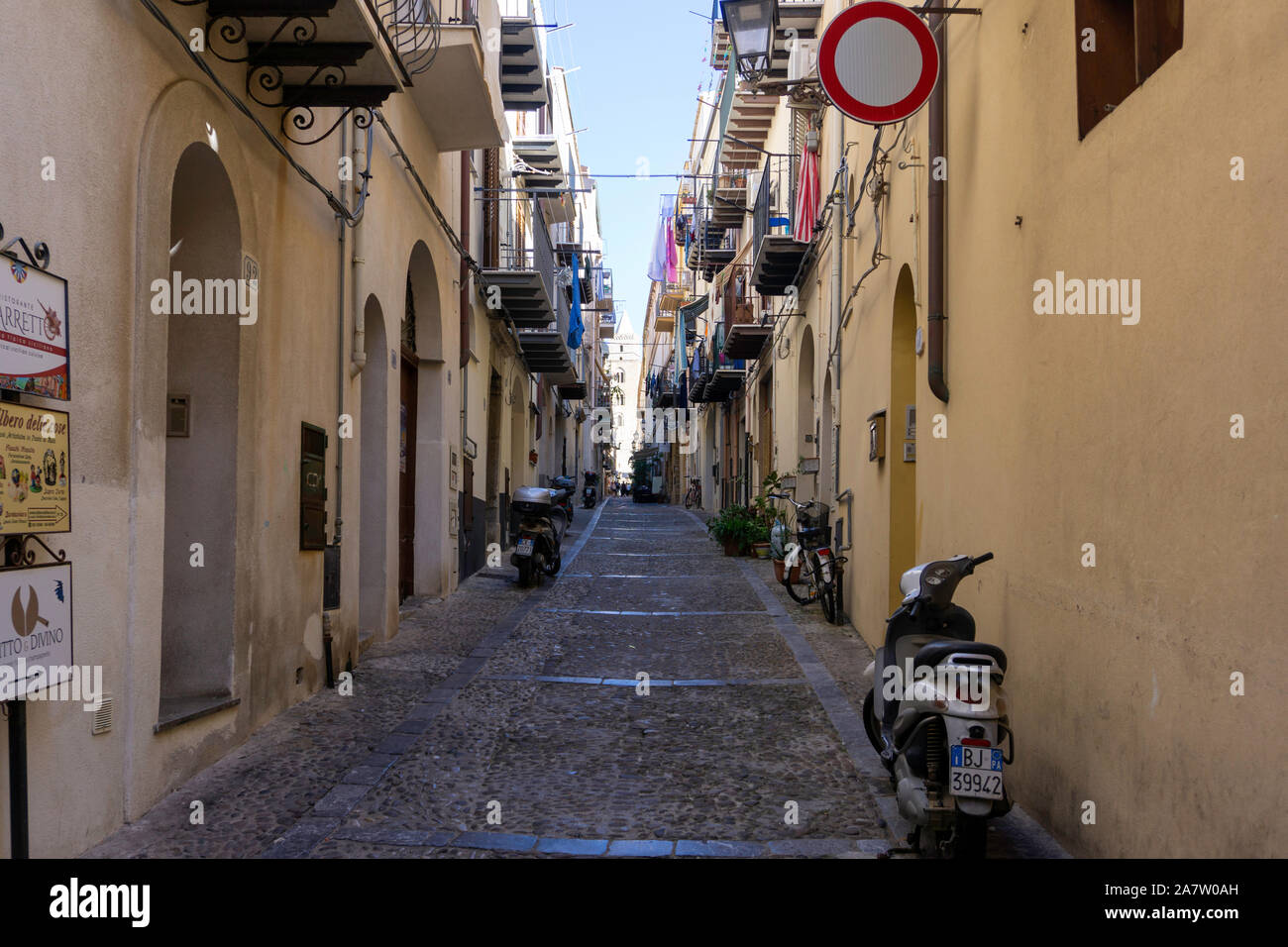 L'une des nombreuses rues étroites colorées dans la ville de Cefalú sur l'île de la Sicile, Italie. Banque D'Images