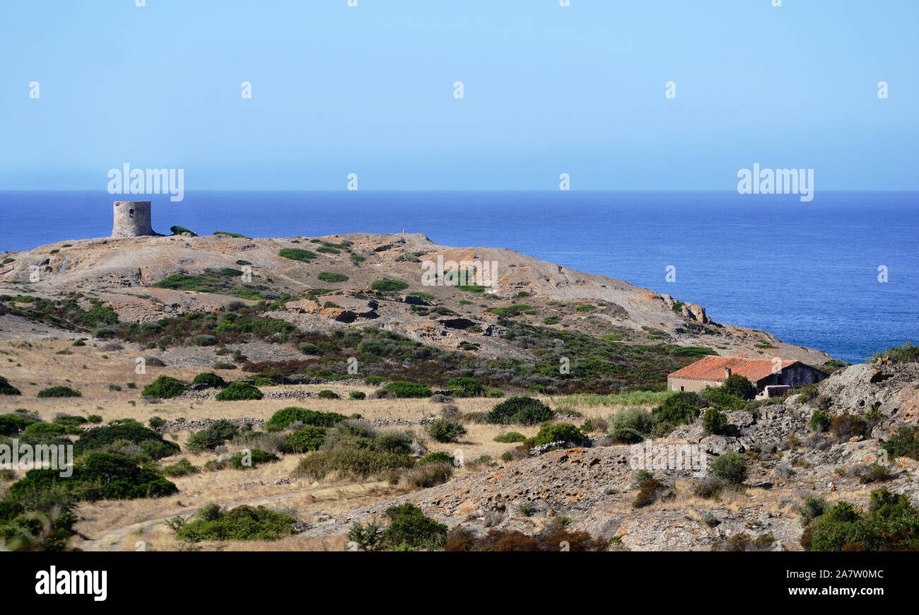 La tour de guet et de forteresse vieux bâtiment abandonné dans la Méditerranée près de Alghero, en Sardaigne, Italie Banque D'Images