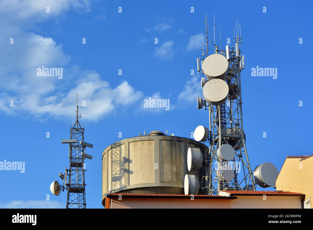 Le smog électro risque dû à des répéteurs TV et téléphones mobiles Banque D'Images