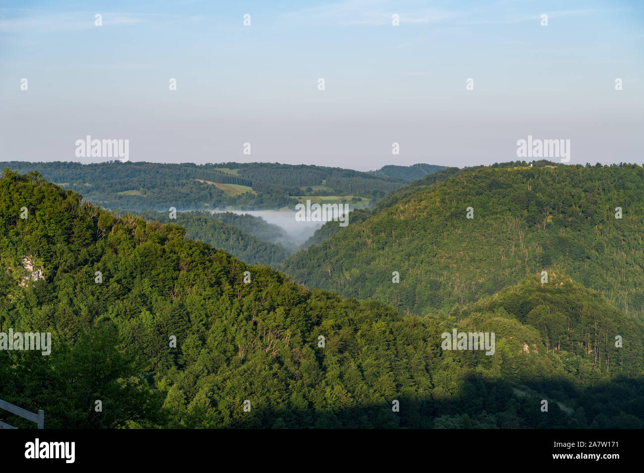 Paysage de montagne, couvert d'un épais brouillard vert forêt, et, tôt le matin avant le lever du soleil Banque D'Images