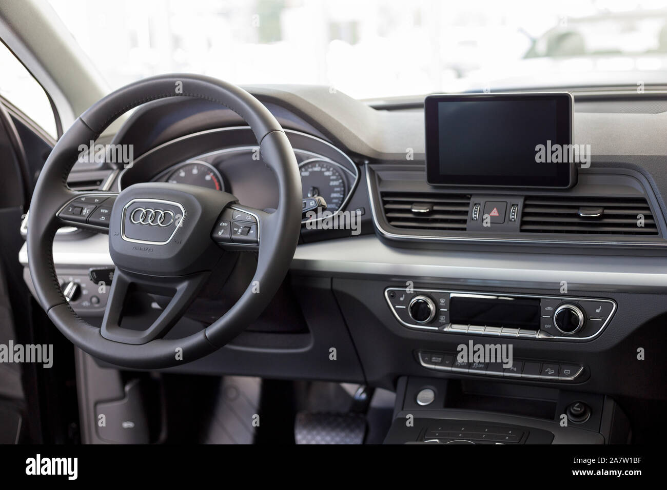 La Russie, Izhevsk - Septembre 11, 2019 : Audi showroom. Intérieur de  nouveau Audi Q5 Quattro. Monde célèbre marque Photo Stock - Alamy