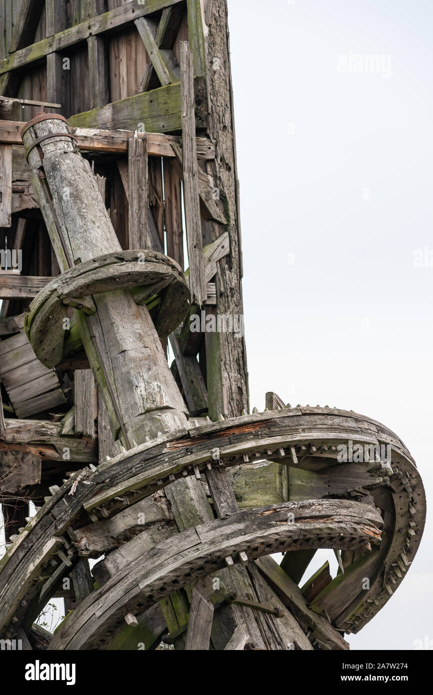 Vestiges d'un moulin à vent en bois de 1850 - le plus ancien type d'éolienne dans Morwino, la grande Pologne Pologne. Vieux bois gris, sec, l'herbe jaune. Banque D'Images