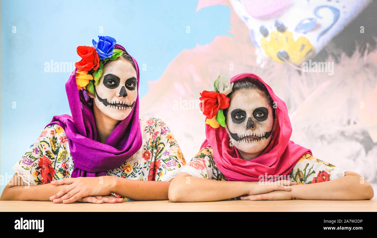 ExCel London, Londres, le 04 novembre 2019. Région du Yucatan au Mexique est représenté par deux interprètes le jour des morts. Le Fonds pour l'industrie du voyage une fois de plus se réunir dans le cadre du World Travel Market (WTM) et salon d'exposition. Rtm fonctionne Nov 4-6 à ExCel London. Credit : Imageplotter/Alamy Live News Banque D'Images