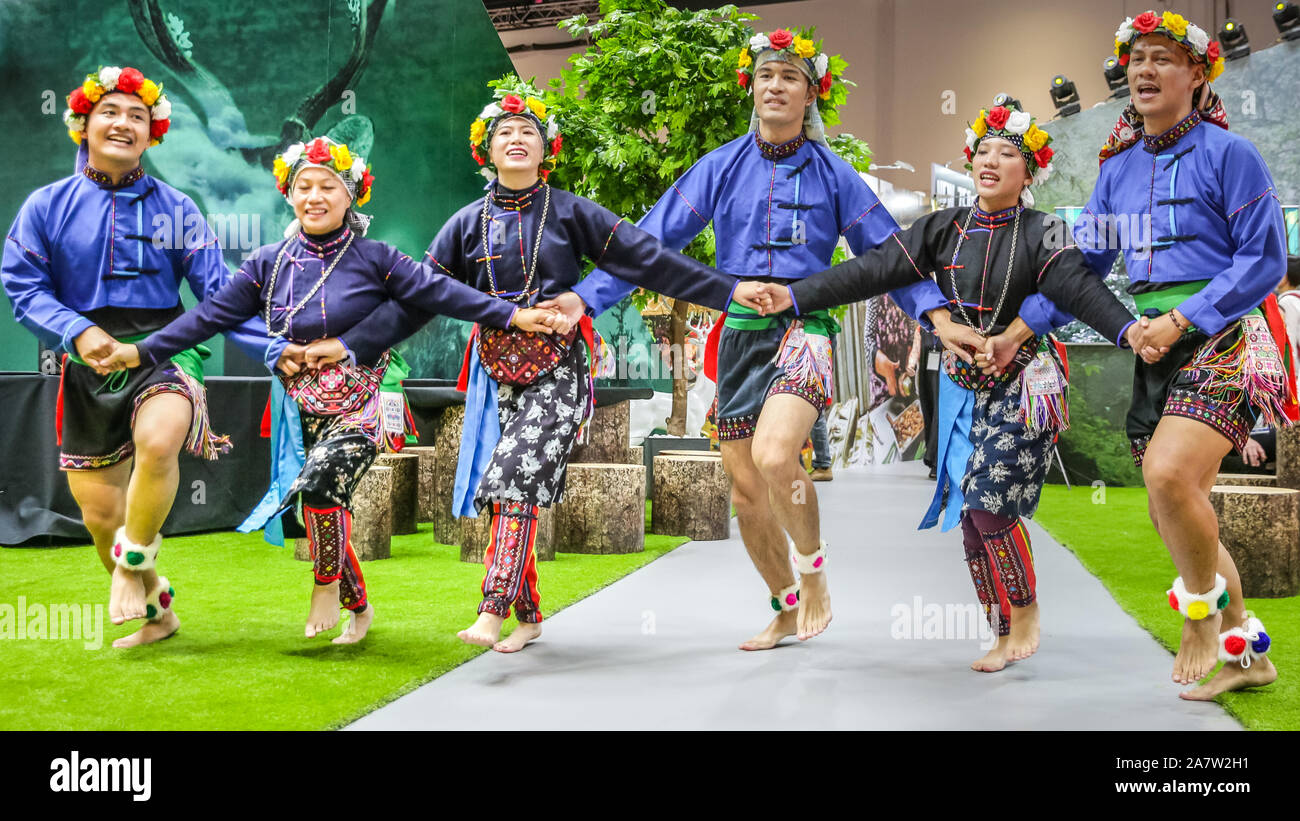 ExCel London, Londres, le 04 novembre 2019. Un groupe de danse colorée représente le pays de Taiwan. Le Fonds pour l'industrie du voyage une fois de plus se réunir dans le cadre du World Travel Market (WTM) et salon d'exposition. Rtm fonctionne Nov 4-6 à ExCel London. Credit : Imageplotter/Alamy Live News Banque D'Images