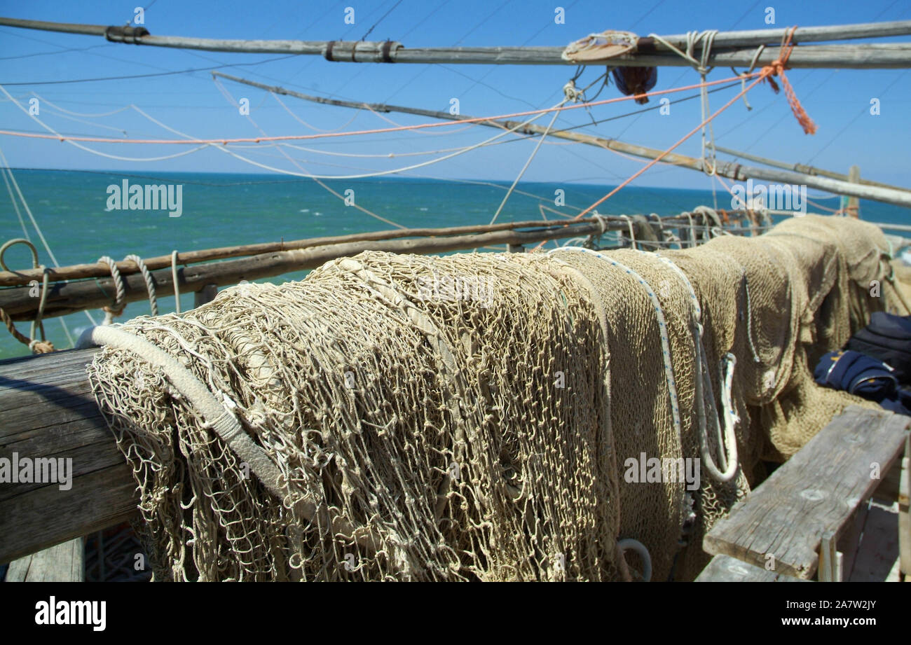 Filet de pêche traditionnels en bois dans la mer Adriatique, au sud de l'Italie. Banque D'Images