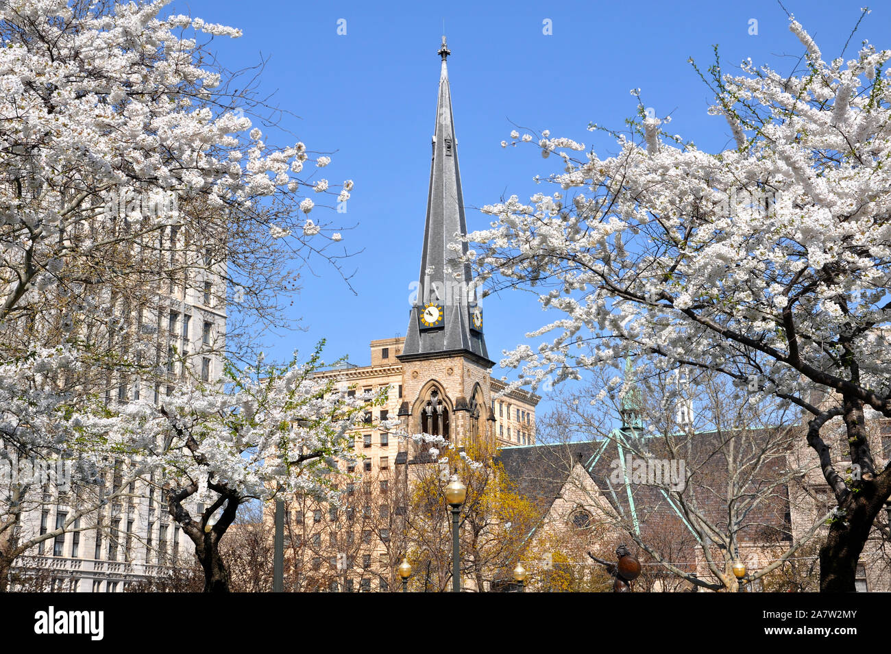 Vue de l'Église méthodiste centrale au printemps. Le centre-ville de Detroit, MI, USA Banque D'Images