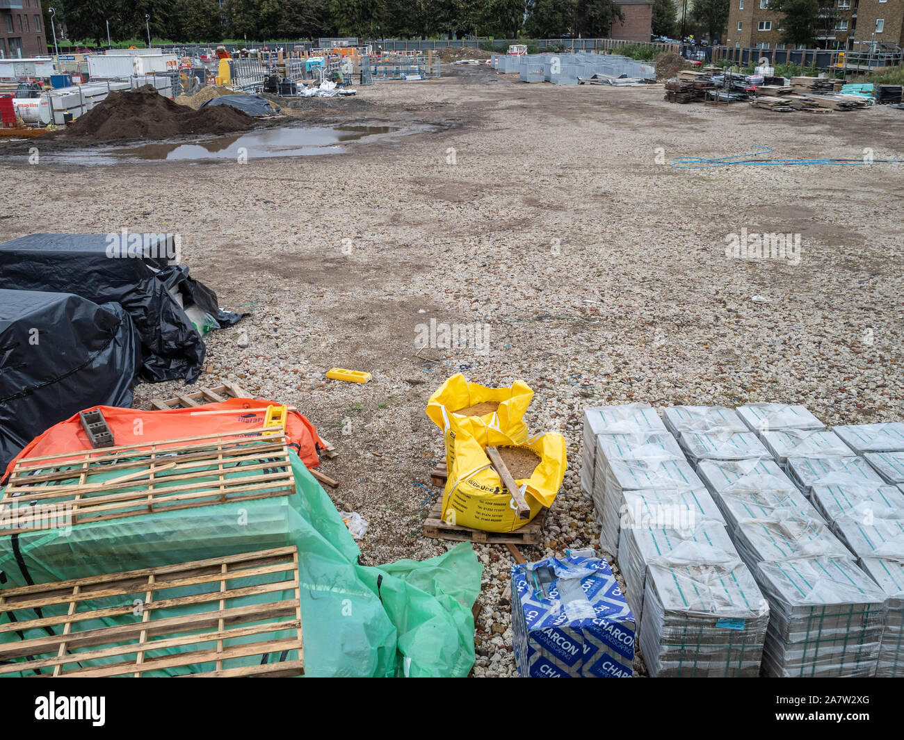 Site de construction dans le sud de Londres avec de l'équipement et des matériaux Banque D'Images