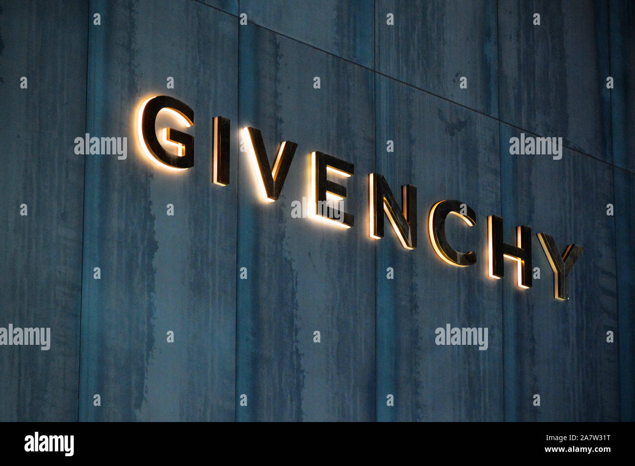 --FILE--Vue d'un magasin boutique de Givenchy à Chongqing, Chine, 18 février 2016. Les ambassadeurs de marque chinoise de la mode des étiquettes à partir de coach pour Givenc Banque D'Images