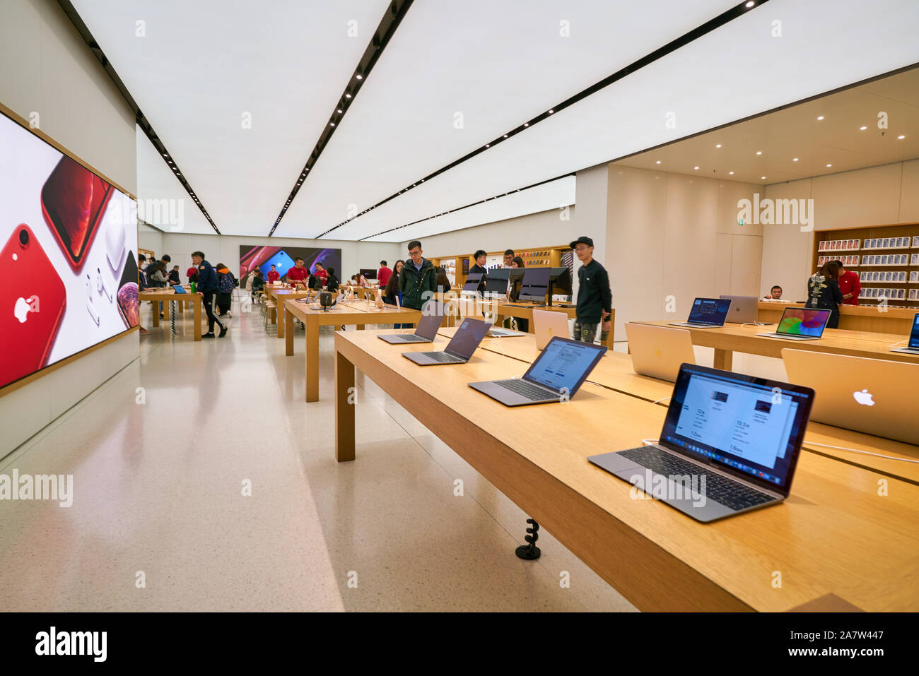 HONG KONG, CHINE - circa 2019, janvier : interior shot d'Apple store à Hong Kong. Banque D'Images