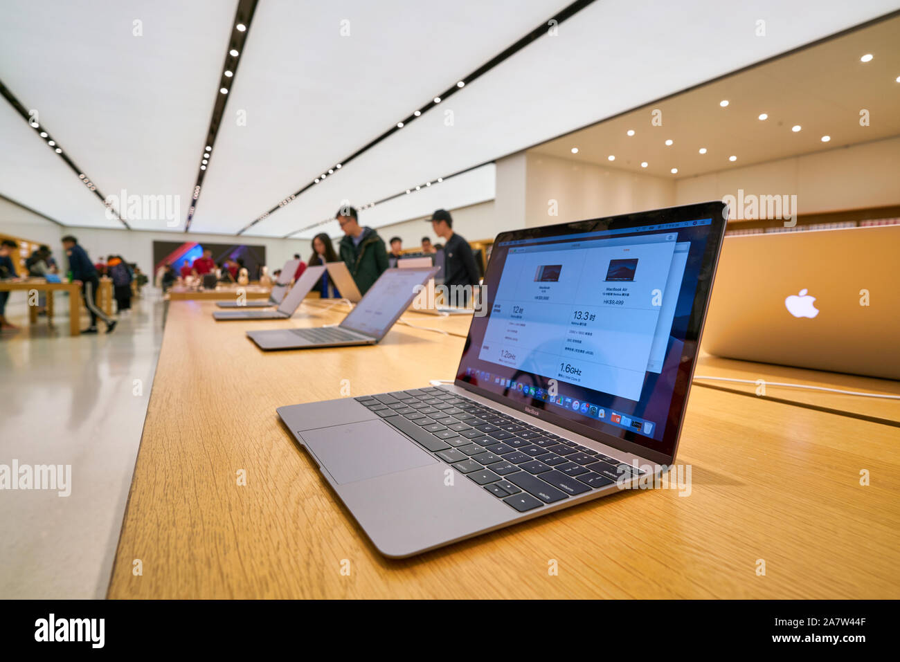 HONG KONG, CHINE - circa 2019, janvier : interior shot d'Apple store à Hong Kong. Banque D'Images