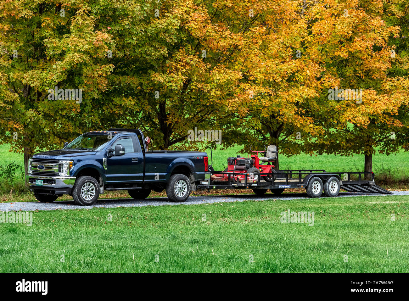 Camion de service de soin de pelouse et de tondeuse à gazon. Banque D'Images Camion de service de soin de pelouse et de tondeuse à gazon. Banque D'Images