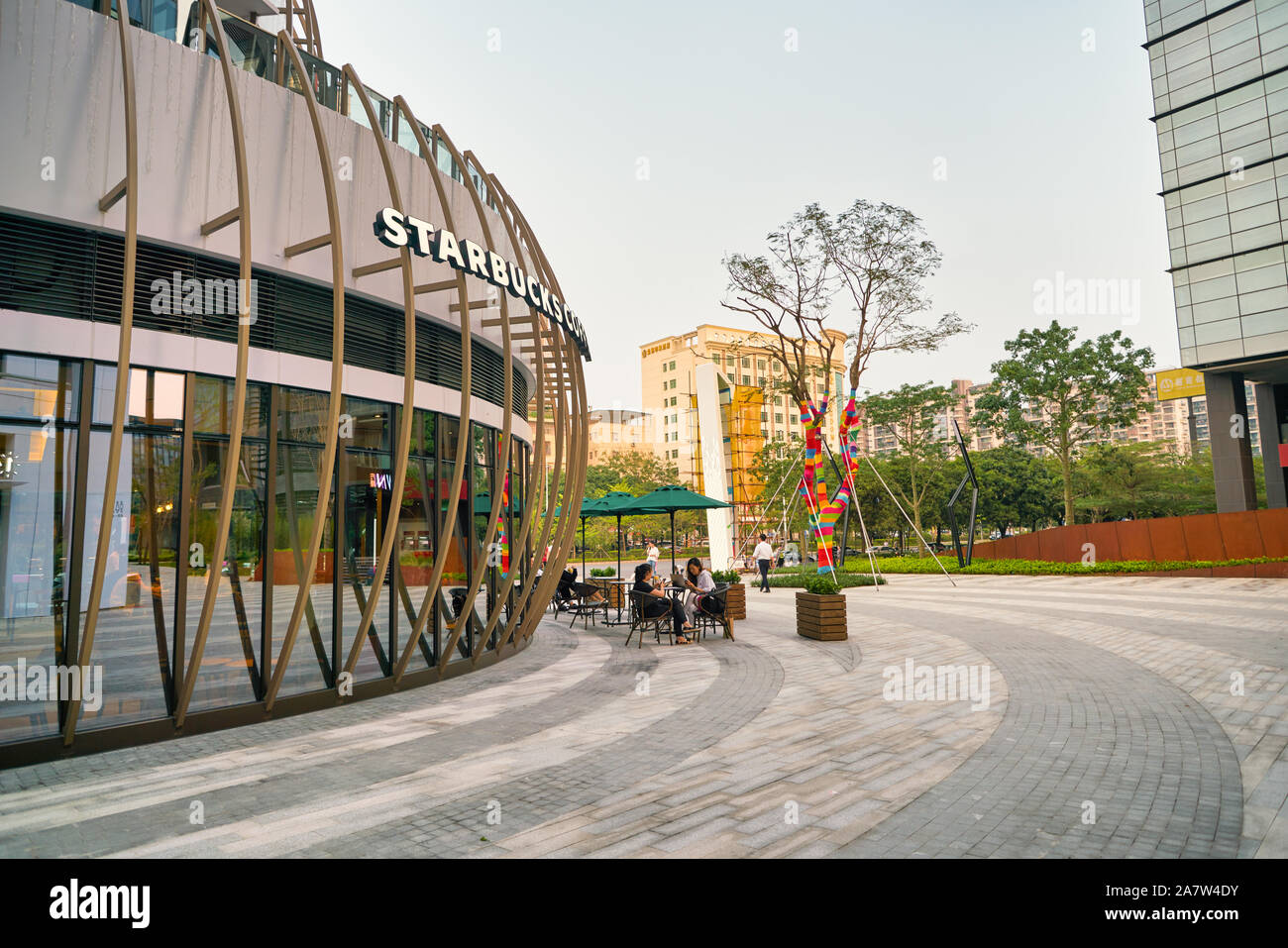 SHENZHEN, CHINE - circa 2019 avril : café Starbucks situé à Shenzhen. La société Starbucks Coffee Company est un café et la chaîne. Banque D'Images