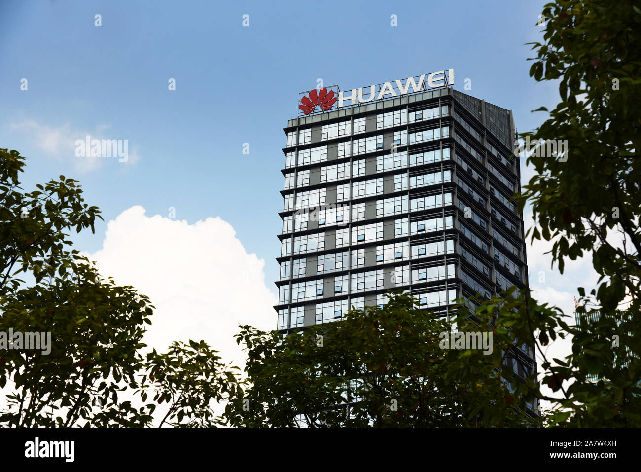 FILE--Vue d'un immeuble de bureaux de Huawei à Guiyang city, au sud-ouest  de la province du Guizhou, Chine, 14 août 2019. Huawei Investment & Holding  Co Ltd Photo Stock - Alamy