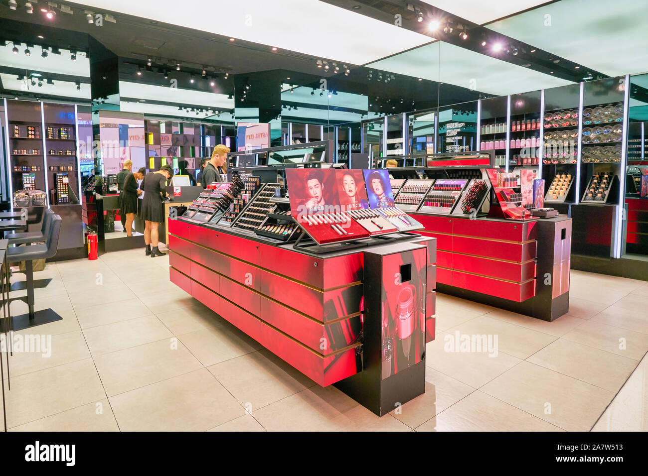 SHENZHEN, CHINE - circa 2019 avril : les produits cosmétiques à l'affiche au MAC store in Coastal City Shopping Mall. Banque D'Images