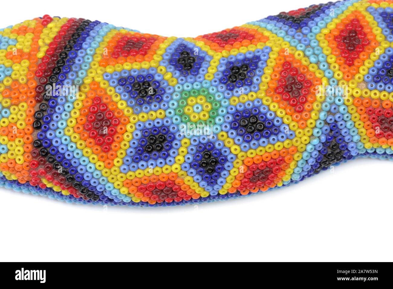 Libre de bead-travailler sur un serpent perlées Huichol conçue par le peuple autochtone de l'nord du Mexique. Banque D'Images