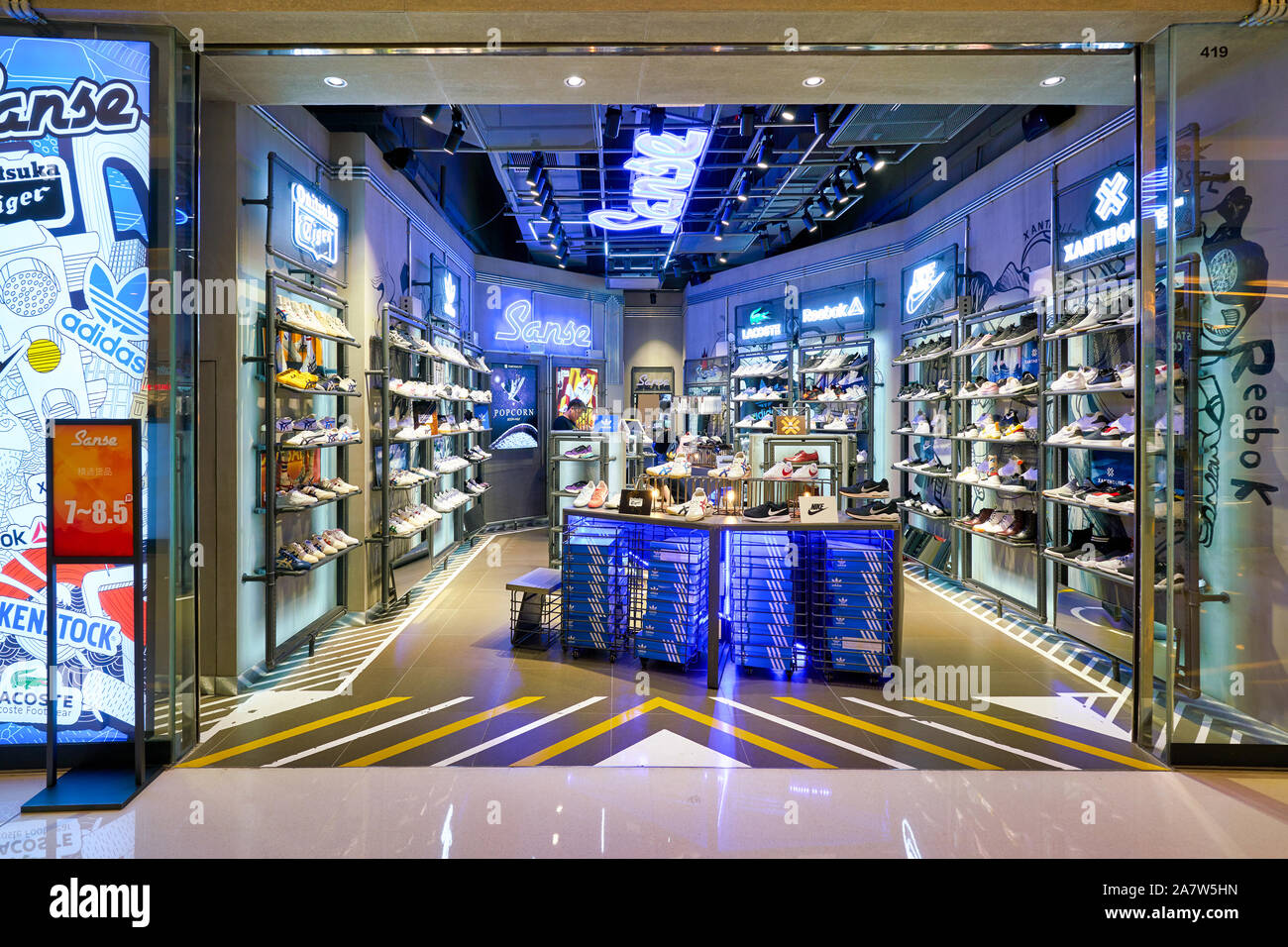SHENZHEN, CHINE - circa 2019 avril : chaussures sur l'affichage à l'Sanse store à Shenzhen. Banque D'Images
